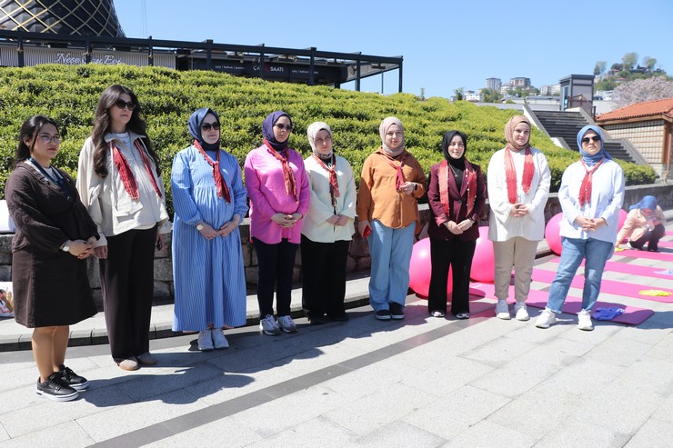 rizede-ebeler-ve-gebeler-saglik-bakanliginca-yurutulen-her-gebeye-bir-ebe-projesi-kapsaminda-anneler-gunu-dolayisiyla-duzenlenen-etkinlikte-bir-araya-geldi-3.jpg