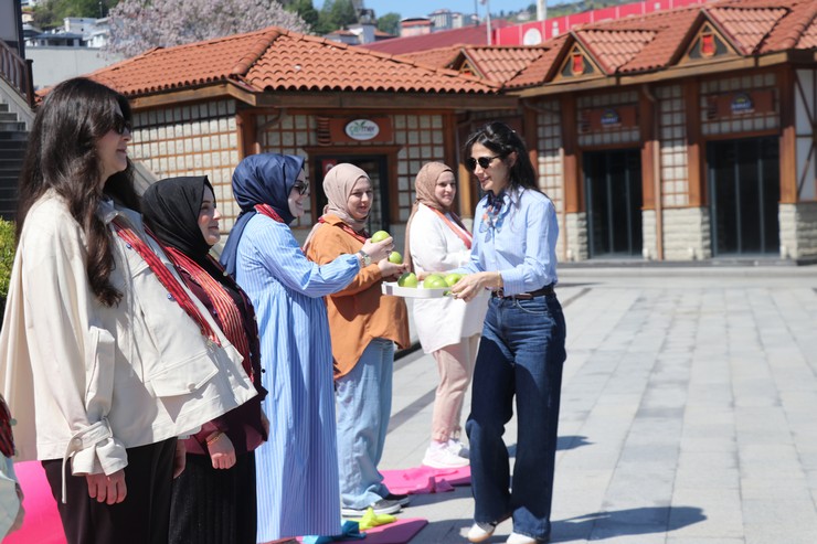 rizede-ebeler-ve-gebeler-saglik-bakanliginca-yurutulen-her-gebeye-bir-ebe-projesi-kapsaminda-anneler-gunu-dolayisiyla-duzenlenen-etkinlikte-bir-araya-geldi-7.jpg