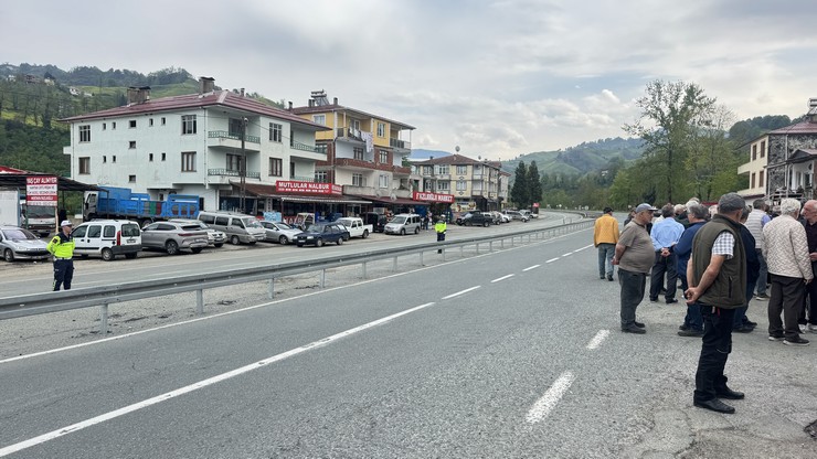 rizenin-kalkandere-ilcesi-ile-trabzonun-of-ve-hayrat-ilcelerini-birbirine-baglayan-gecis-noktasinin-karayollari-tarafindan-bariyerlerle-kapatilmasi-vatandaslari-yola-12.jpg