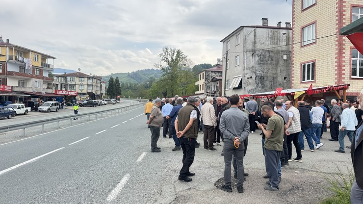 rizenin-kalkandere-ilcesi-ile-trabzonun-of-ve-hayrat-ilcelerini-birbirine-baglayan-gecis-noktasinin-karayollari-tarafindan-bariyerlerle-kapatilmasi-vatandaslari-yola-13.jpg