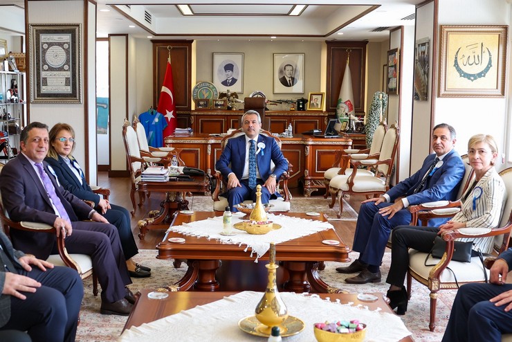 rize-valisi-ihsan-selim-baydas-sgk-il-muduru-levent-durmus-ve-beraberindeki-heyeti-makaminda-kabul-etti-1.jpg