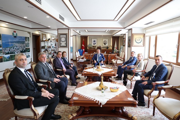 rize-valisi-ihsan-selim-baydas-sgk-il-muduru-levent-durmus-ve-beraberindeki-heyeti-makaminda-kabul-etti-2.jpg