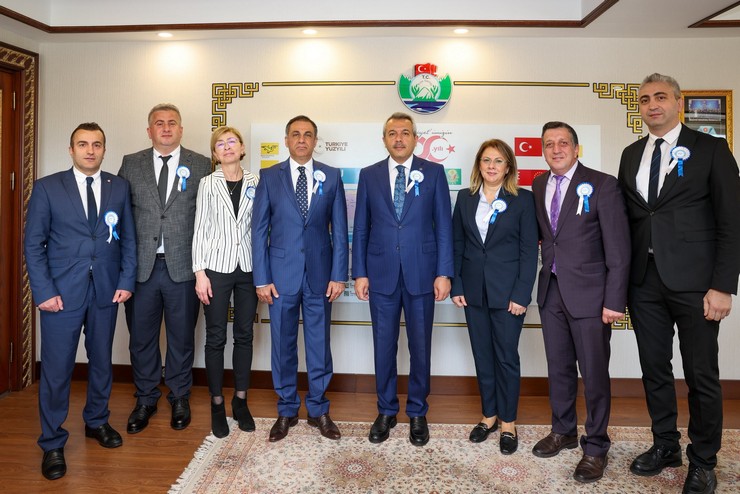 rize-valisi-ihsan-selim-baydas-sgk-il-muduru-levent-durmus-ve-beraberindeki-heyeti-makaminda-kabul-etti-5.jpg