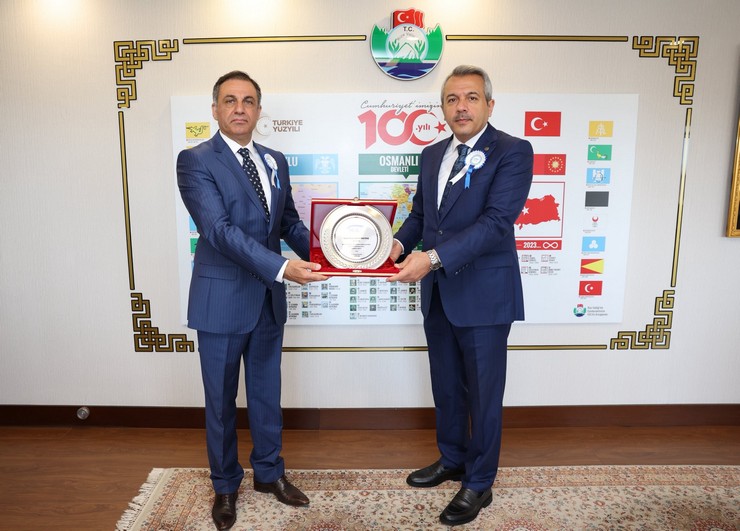 rize-valisi-ihsan-selim-baydas-sgk-il-muduru-levent-durmus-ve-beraberindeki-heyeti-makaminda-kabul-etti-6.jpg
