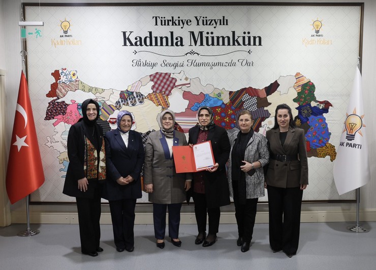 ak-parti-rizenin-kalkandere-ilcesinde-kadin-kollari-baskanliginda-bayrak-degisimi-yasandi-gorevini-devreden-kader-colakin-yerine-sonkiz-yilmaz-kadin-kollari-baskanli.jpg
