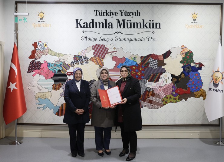 ak-parti-rizenin-kalkandere-ilcesinde-kadin-kollari-baskanliginda-bayrak-degisimi-yasandi-gorevini-devreden-kader-colakin-yerine-sonkiz-yilmaz-kadin-kollari-baskanligi-1.jpg