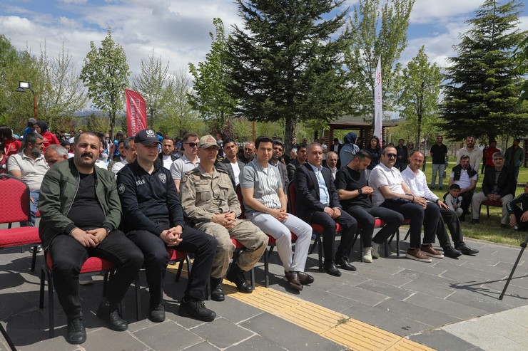 bingolde-duzenlenen-kano-yarislarinda-rize-firtinasi-esti-erkekler-ve-karma-kategoride-birincilik-kizlar-ve-karma-kategoride-ikincilik-ve-erkekler-kategorisinde-ucunculuk-7.jpg