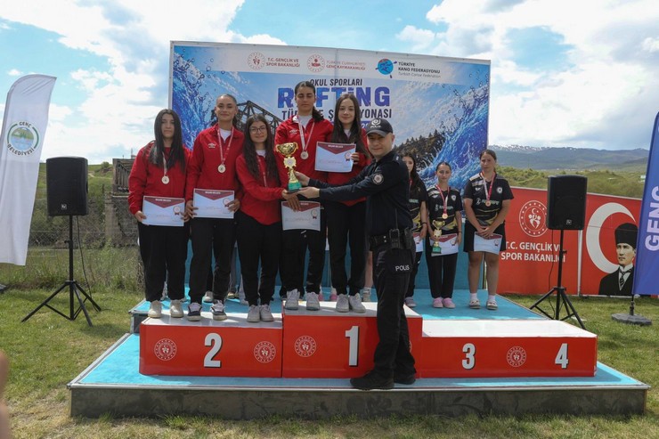 bingolde-duzenlenen-kano-yarislarinda-rize-firtinasi-esti-erkekler-ve-karma-kategoride-birincilik-kizlar-ve-karma-kategoride-ikincilik-ve-erkekler-kategorisinde-ucunculuk-8.jpg