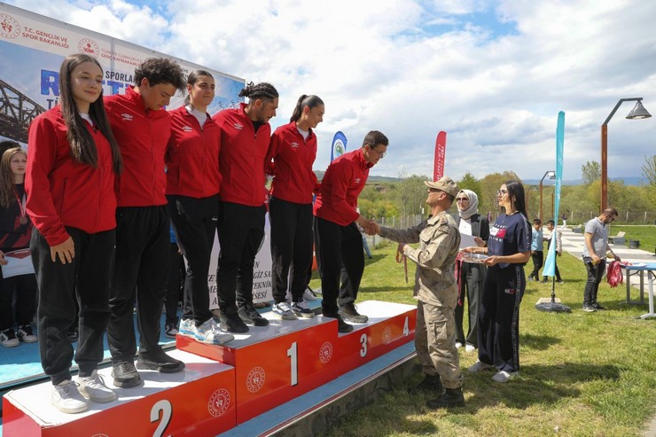 bingolde-duzenlenen-kano-yarislarinda-rize-firtinasi-esti-erkekler-ve-karma-kategoride-birincilik-kizlar-ve-karma-kategoride-ikincilik-ve-erkekler-kategorisinde-ucunculuk-r-1.jpg