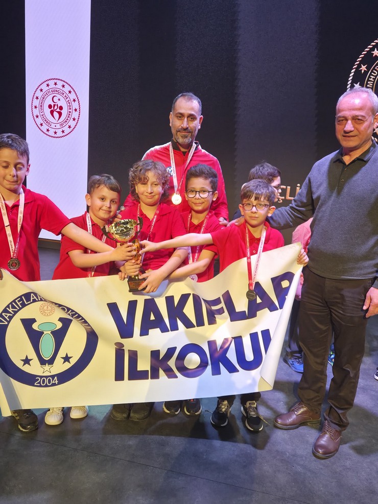 rizede-duzenlenen-okul-sporlari-satranc-minikler-a-genel-il-birinciligi-tarihi-bir-katilimla-sona-erdi-1.jpg