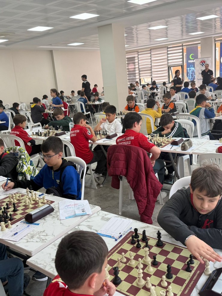 rizede-duzenlenen-okul-sporlari-satranc-minikler-a-genel-il-birinciligi-tarihi-bir-katilimla-sona-erdi-3.jpg