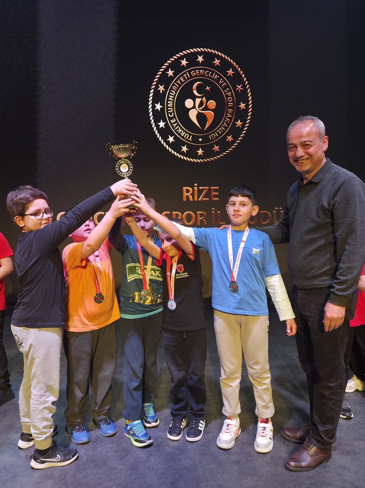 rizede-duzenlenen-okul-sporlari-satranc-minikler-a-genel-il-birinciligi-tarihi-bir-katilimla-sona-erdi-5.jpg