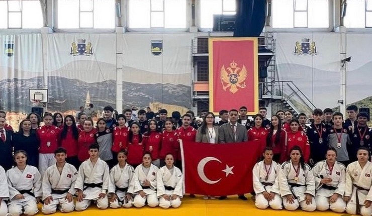 rizenin-gururu-budvada-kursuye-cikti-ennur-ciftyildiz-balkan-ikincisi-11-001.jpg