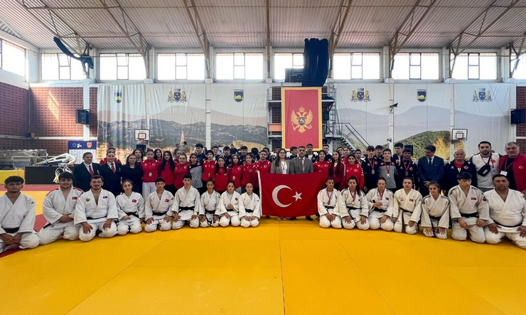 rizenin-gururu-budvada-kursuye-cikti-ennur-ciftyildiz-balkan-ikincisi-3-001.jpg