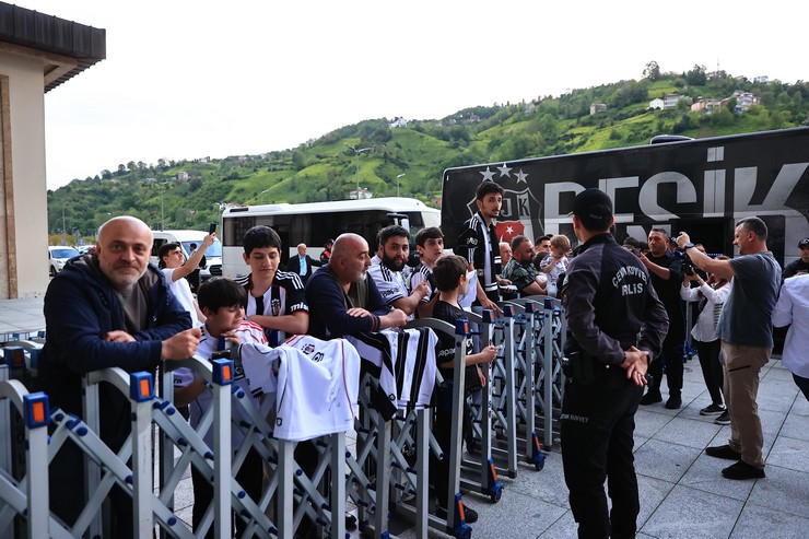 besiktas-kafilesi-rizeye-geldi-4.jpg