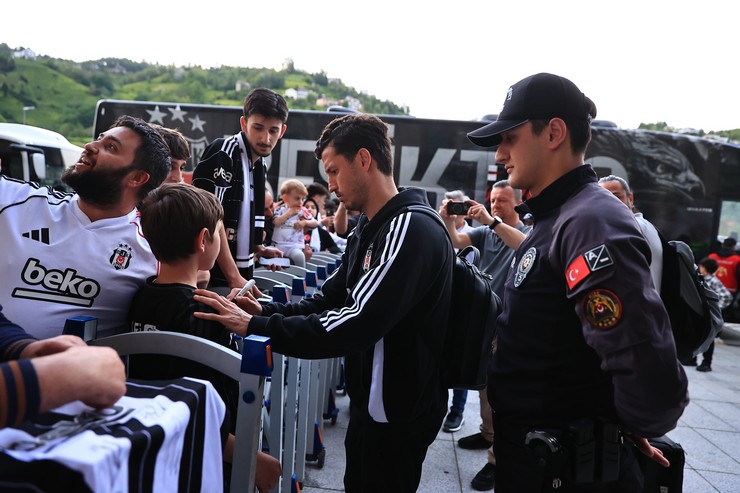 besiktas-kafilesi-rizeye-geldi-6.jpg