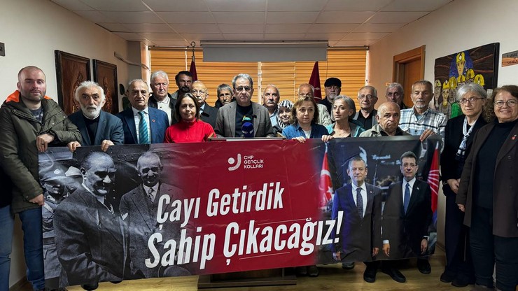 chp-rize-il-baskani-saltuk-deniz-beraberinde-merkez-ilce-baskani-necati-topaloglu-ve-il-kadin-kollari-baskani-berrin-piyadeoglu-ve-partililerle-birlikte-il-baskanligi-4.jpg