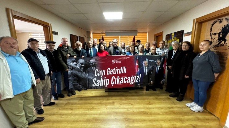 chp-rize-il-baskani-saltuk-deniz-beraberinde-merkez-ilce-baskani-necati-topaloglu-ve-il-kadin-kollari-baskani-berrin-piyadeoglu-ve-partililerle-birlikte-il-baskanligi-5.jpg