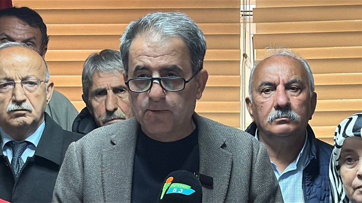 chp-rize-il-baskani-saltuk-deniz-beraberinde-merkez-ilce-baskani-necati-topaloglu-ve-il-kadin-kollari-baskani-berrin-piyadeoglu-ve-partililerle-birlikte-il-baskanligi-bi-1.jpg