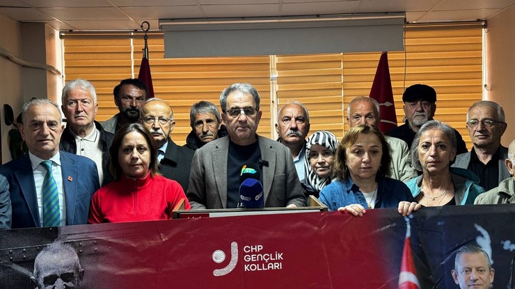 chp-rize-il-baskani-saltuk-deniz-beraberinde-merkez-ilce-baskani-necati-topaloglu-ve-il-kadin-kollari-baskani-berrin-piyadeoglu-ve-partililerle-birlikte-il-baskanligi.jpg
