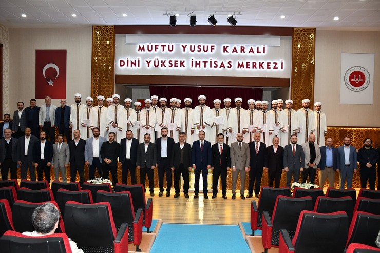 diyanet-akademisi-baskanligi-rize-muftu-yusuf-karali-dini-yuksek-ihtisas-merkezinde-15-donem-mezuniyet-heyecani-yasandi-9.jpg