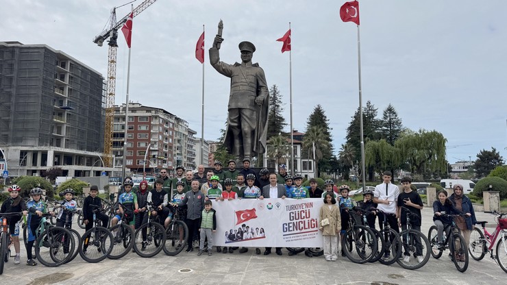 rizede-19-mayis-ataturku-anma-genclik-ve-spor-bayrami-etkinlikleri-kapsaminda-bisiklet-etkinligi-duzenlendi-3.jpg