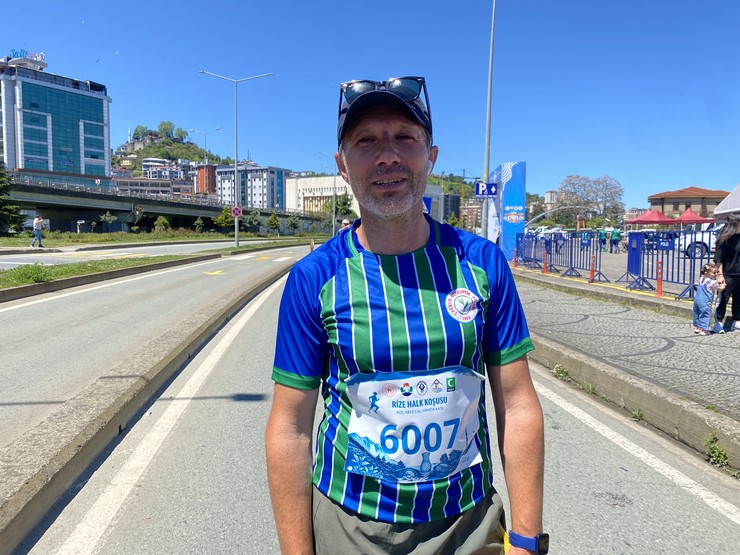 rizede-de-19-mayis-ataturku-anma-genclik-ve-spor-bayrami-etkinlikleri-kapsaminda-duzenlenen-yesil-mavi-halk-kosusunda-katilimcilar-5-bin-353-metrelik-parkurda-te-10.jpg