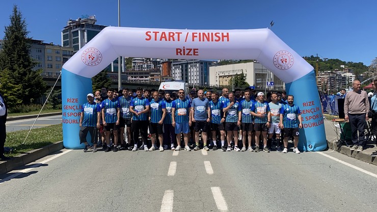 rizede-de-19-mayis-ataturku-anma-genclik-ve-spor-bayrami-etkinlikleri-kapsaminda-duzenlenen-yesil-mavi-halk-kosusunda-katilimcilar-5-bin-353-metrelik-parkurda-te-3.jpg