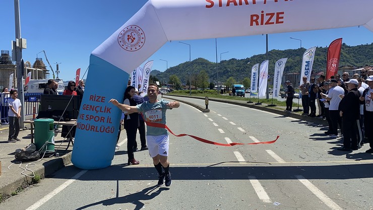 rizede-de-19-mayis-ataturku-anma-genclik-ve-spor-bayrami-etkinlikleri-kapsaminda-duzenlenen-yesil-mavi-halk-kosusunda-katilimcilar-5-bin-353-metrelik-parkurda-te-7.jpg