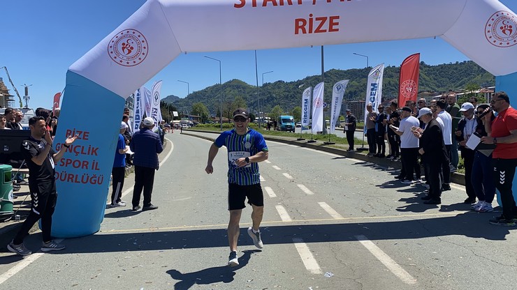 rizede-de-19-mayis-ataturku-anma-genclik-ve-spor-bayrami-etkinlikleri-kapsaminda-duzenlenen-yesil-mavi-halk-kosusunda-katilimcilar-5-bin-353-metrelik-parkurda-te-8.jpg