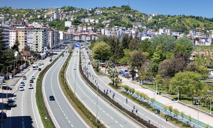 rizede-de-19-mayis-ataturku-anma-genclik-ve-spor-bayrami-etkinlikleri-kapsaminda-duzenlenen-yesil-mavi-halk-kosusunda-katilimcilar-5-bin-353-metrelik-parkurda-ter-1.jpg