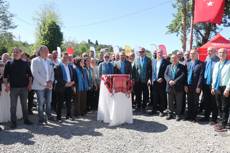 rizenin-ardesen-ilcesinde-bir-yaprakla-baslar-sloganiyla-cay-hasadi-karsilama-programi-gerceklestirildi-2.jpg
