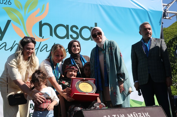rizenin-ardesen-ilcesinde-bir-yaprakla-baslar-sloganiyla-cay-hasadi-karsilama-programi-gerceklestirildi-5.jpg