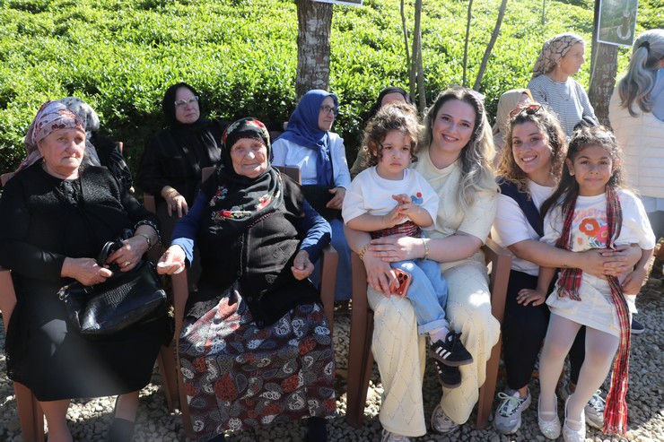 rizenin-ardesen-ilcesinde-bir-yaprakla-baslar-sloganiyla-cay-hasadi-karsilama-programi-gerceklestirildi-6.jpg