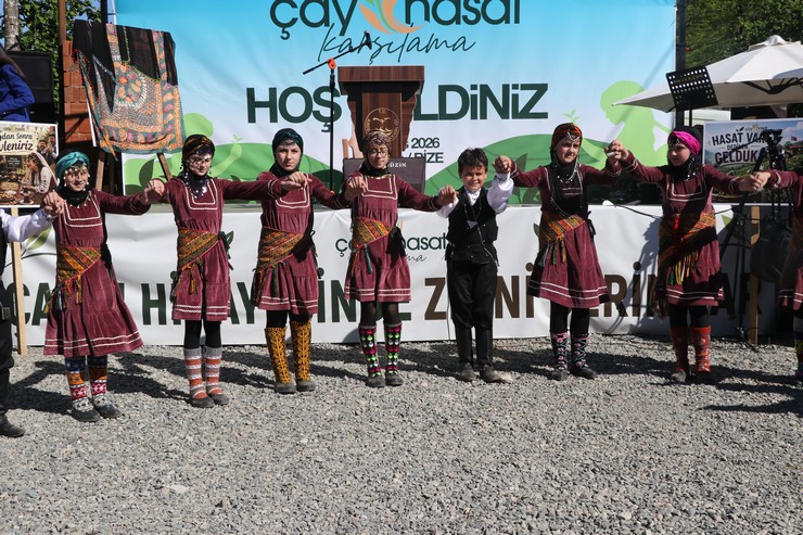 rizenin-ardesen-ilcesinde-bir-yaprakla-baslar-sloganiyla-cay-hasadi-karsilama-programi-gerceklestirildi-8.jpg