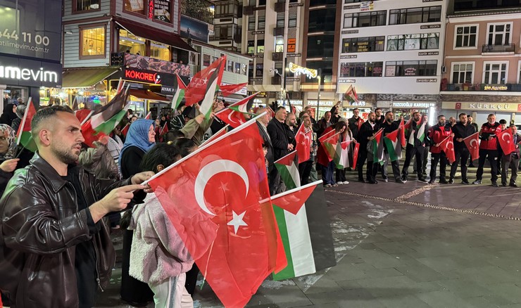rizede-israilin-gazzeye-insani-yardim-goturen-kuresel-sumud-filosuna-uluslararasi-sularda-gerceklestirdigi-saldiri-protesto-edildi-1.jpg