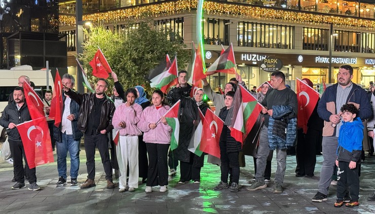 rizede-israilin-gazzeye-insani-yardim-goturen-kuresel-sumud-filosuna-uluslararasi-sularda-gerceklestirdigi-saldiri-protesto-edildi-2.jpg