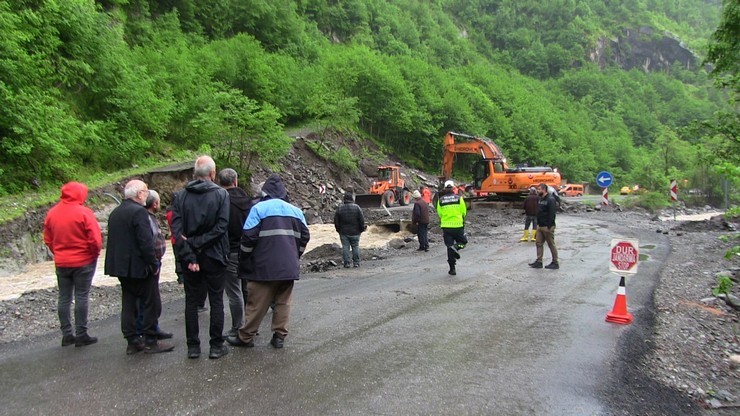 artvinin-borcka-ilcesinde-etkili-olan-siddetli-saganak-nedeniyle-aralik-koyu-deresi-tasti-taskinda-bir-kismi-hasar-goren-borcka-muratli-kara-yolu-ulasima-kapandi-6.jpg