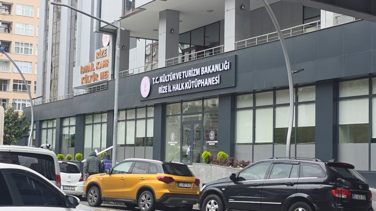 rizede-19-mayis-resmi-tatilinde-il-halk-kutuphanesinin-kapali-olmasi-nedeniyle-ders-calisacak-sessiz-ortam-bulamayan-yks-adaylari-yoneldikleri-genclik-merkezi-kutuphane-1.jpg