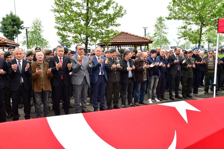 trabzonun-surmene-ilcesinde-vefat-eden-kibris-gazisi-nevzat-cihanin-cenazesi-topraga-verildi-1.jpg