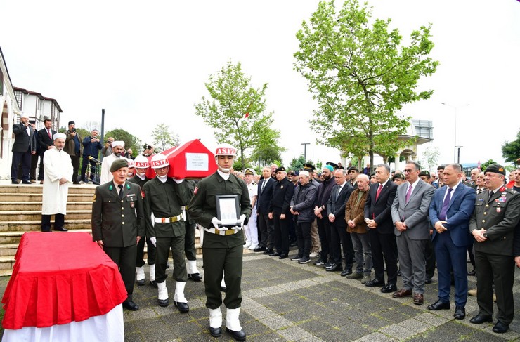 trabzonun-surmene-ilcesinde-vefat-eden-kibris-gazisi-nevzat-cihanin-cenazesi-topraga-verildi-3.jpg