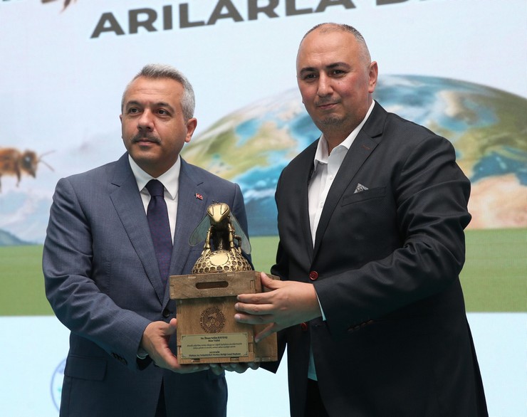 turkiye-ari-yetistiricileri-merkez-birligince-duzenlenen-16-dunya-ari-gunu-rizede-gerceklestirildi-10.jpg
