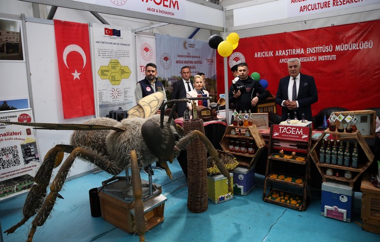 turkiye-ari-yetistiricileri-merkez-birligince-duzenlenen-16-dunya-ari-gunu-rizede-gerceklestirildi-3.jpg