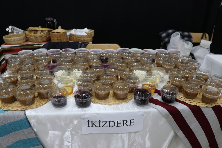 rizede-turk-mutfagi-haftasi-etkinlikleri-kapsaminda-cografi-isaretli-urunler-ve-ilcelerden-gelen-yoreye-ozgu-hazirlanan-yemeklerin-tanitimi-yapildi-10.jpg