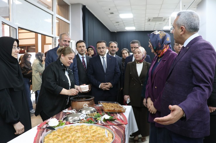 rizede-turk-mutfagi-haftasi-etkinlikleri-kapsaminda-cografi-isaretli-urunler-ve-ilcelerden-gelen-yoreye-ozgu-hazirlanan-yemeklerin-tanitimi-yapildi-12.jpg