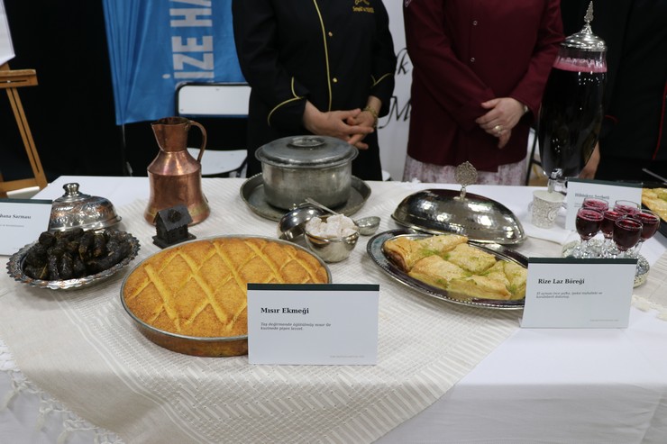 rizede-turk-mutfagi-haftasi-etkinlikleri-kapsaminda-cografi-isaretli-urunler-ve-ilcelerden-gelen-yoreye-ozgu-hazirlanan-yemeklerin-tanitimi-yapildi-5.jpg