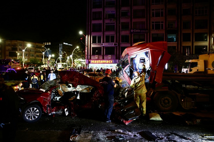 giresunda-karadeniz-sahil-yolunun-giresun-limani-mevkisinde-tirin-iki-otomobile-carptigi-trafik-kazasinda-5-kisi-oldu-6-kisi-yaralandi-1.jpg