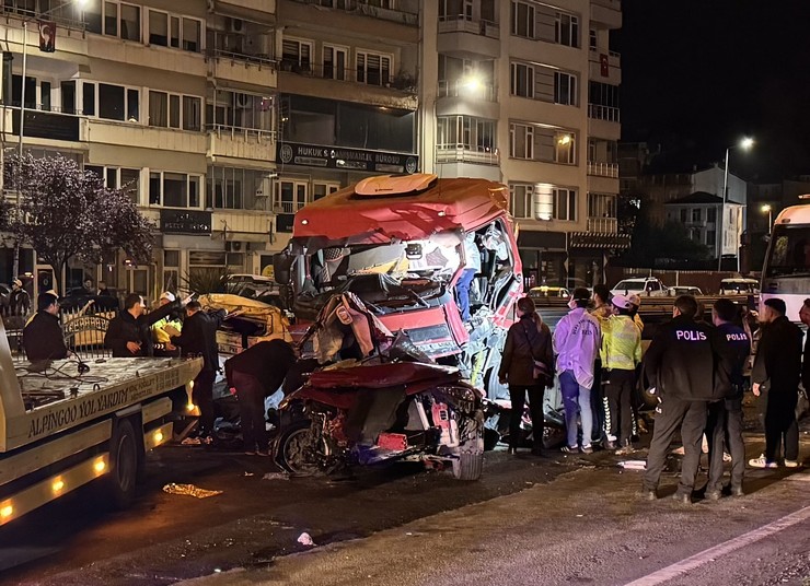 giresunda-karadeniz-sahil-yolunun-giresun-limani-mevkisinde-tirin-iki-otomobile-carptigi-trafik-kazasinda-5-kisi-oldu-6-kisi-yaralandi-5.jpg