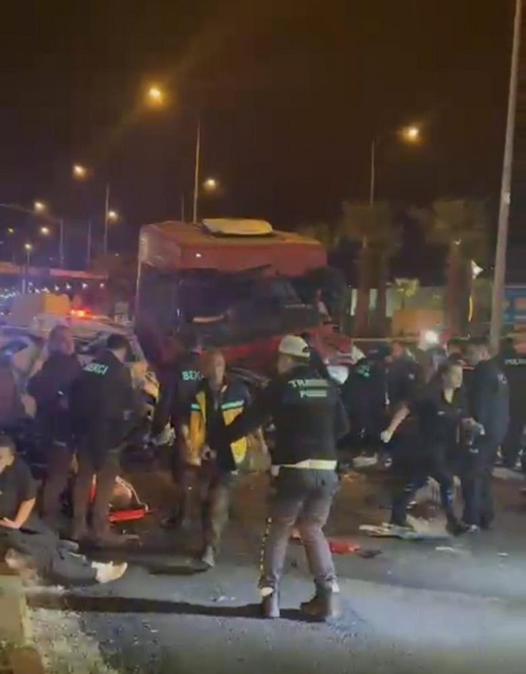 giresunda-karadeniz-sahil-yolunun-giresun-limani-mevkisinde-tirin-iki-otomobile-carptigi-trafik-kazasinda-5-kisi-oldu-6-kisi-yaralandi-6.jpg
