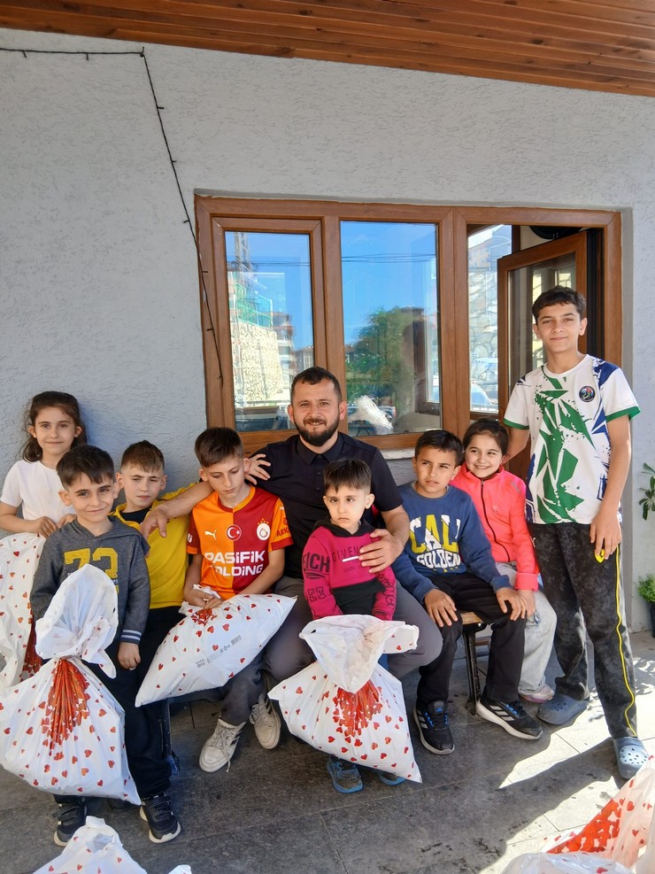 rizede-yenikoy-mahallesi-muhtari-selcuk-gunaydindan-ornek-bayram-kampanyasi-500-cocuga-ucretsiz-kiyafet-dagitildi-4.jpg